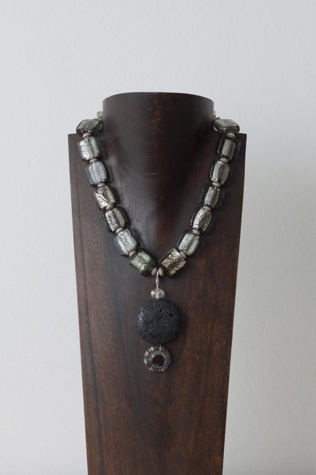 Collar de cristal de Murano, plata, piedra volcánica y resina.